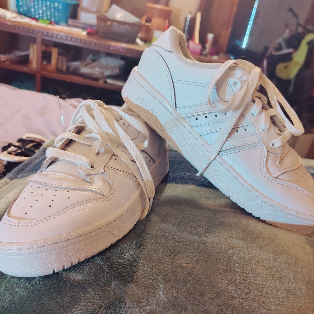 Like New Adidas Originals Men's White Low-Top Sneakers